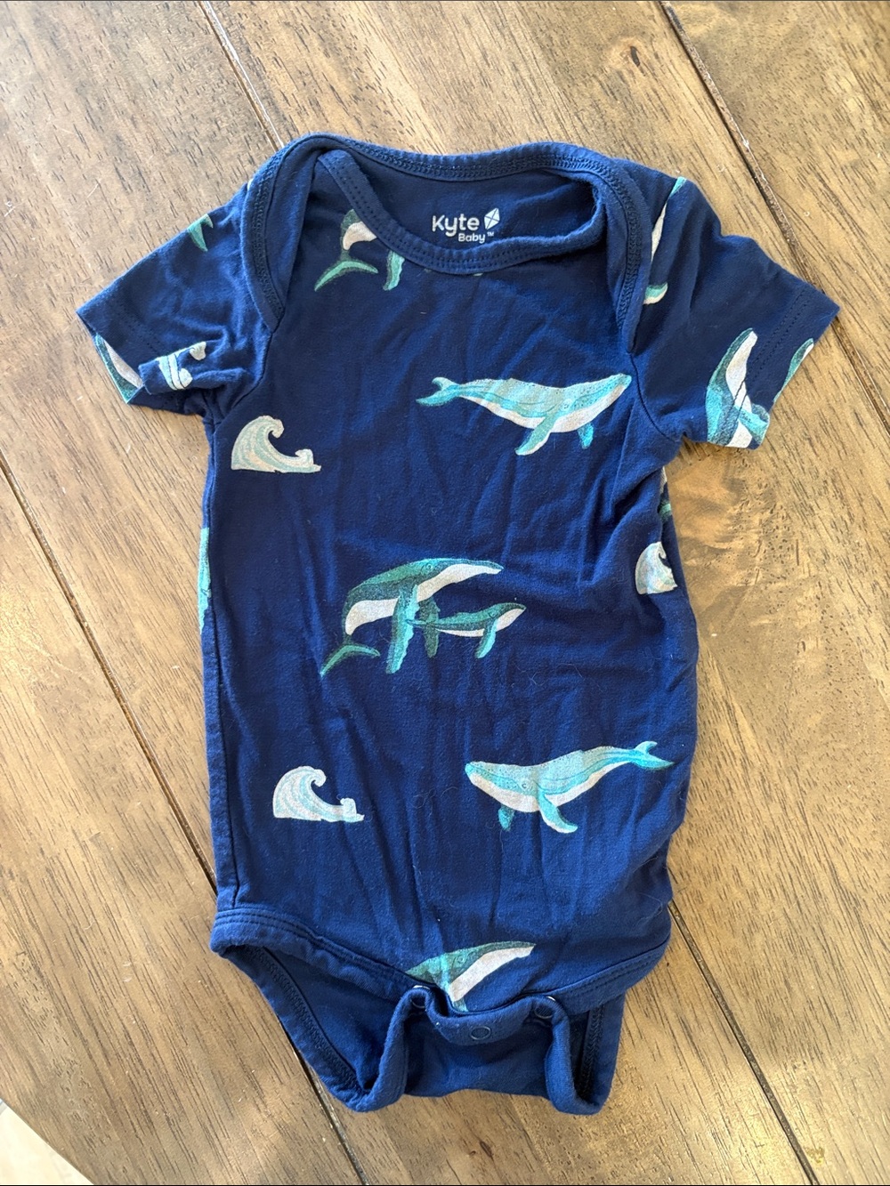 Kyte BABY Bamboo Whale & Wave Bodysuit. Like New. Unisex. 0-3 mos.